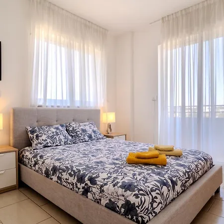 Athina Mackenzie 2 Bedroom Flat With Pool * Lárnaca